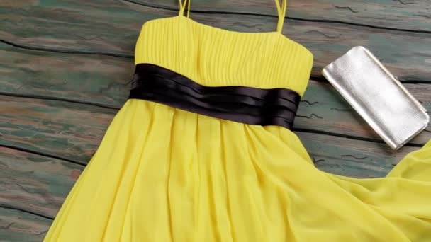 Κίτρινο καλοκαίρι φόρεμα και γρι-γρι. - Πλάνα, βίντεο