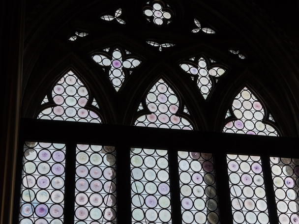 Antiga janela de vidro manchado gótico no Palácio do Doge gótico em S
 - Foto, Imagem