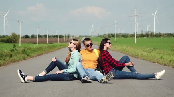 旅。若い女性や男性は、道路上のトラックの通過と予想します。. - 映像、動画