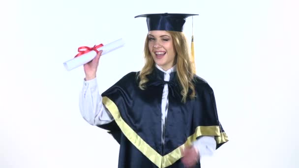 卒業証書を持つ卒業生。白。スローモーション - 映像、動画