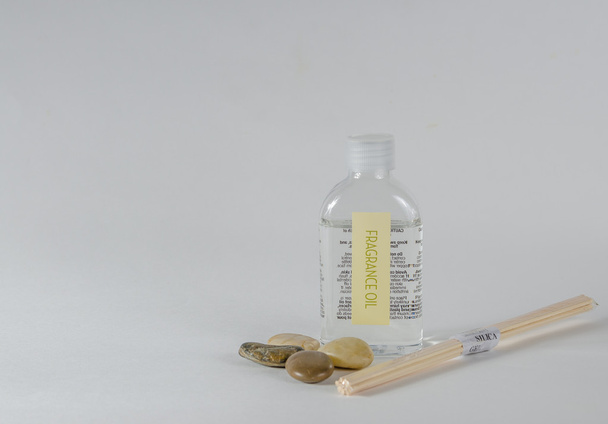 Een fles van olie geur met stokken - Foto, afbeelding