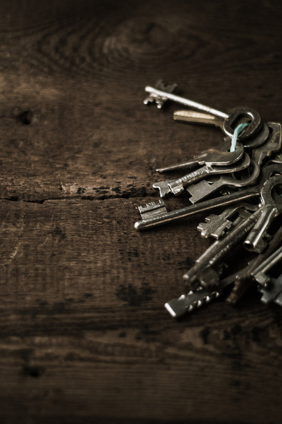 Set of keys on wood background - Valokuva, kuva