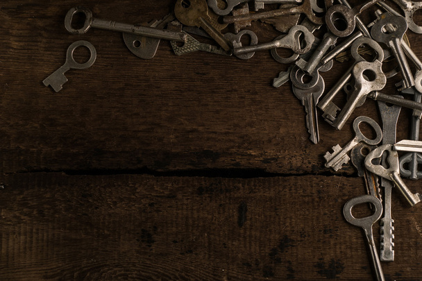 Set of keys on wood background - Фото, изображение