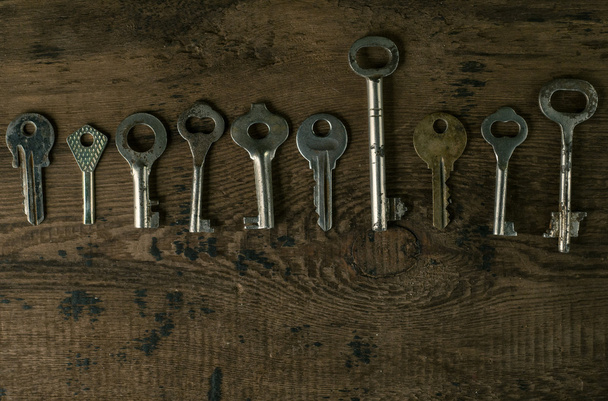Set of keys on wood background - Φωτογραφία, εικόνα