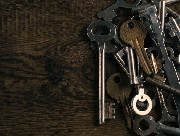 Set of keys on wood background - Zdjęcie, obraz