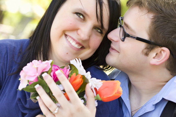 Jovem atraente dá flores ao seu amor
 - Foto, Imagem