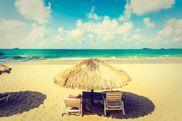 зонтик и стул на пляже
 - Фото, изображение