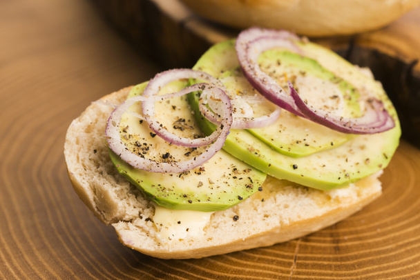Sandwich con avocado, cipolla rossa, sale ed erbe aromatiche
 - Foto, immagini