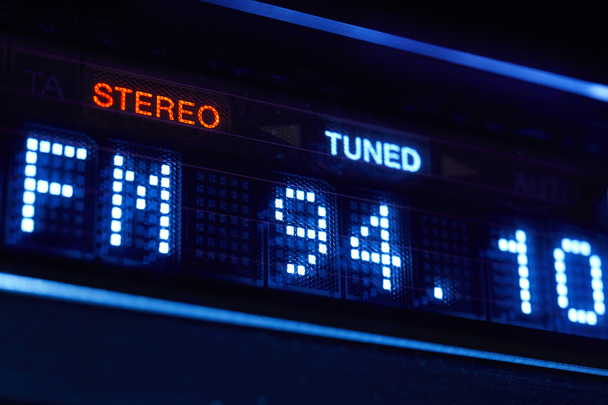 Fm ラジオ チューナーが表示されます。調整されたステレオのデジタル周波数駅  - 写真・画像
