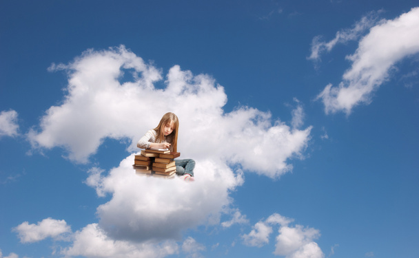 Ragazzina seduta su una nuvola
  - Foto, immagini