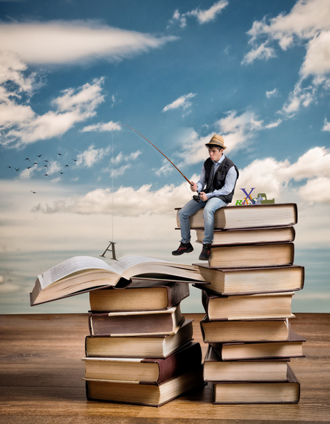 Jovem pescador com livros
 - Foto, Imagem