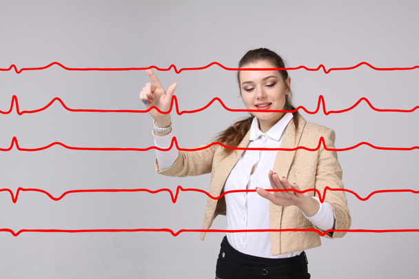 Doctor woman working with cardiogram lines - Zdjęcie, obraz