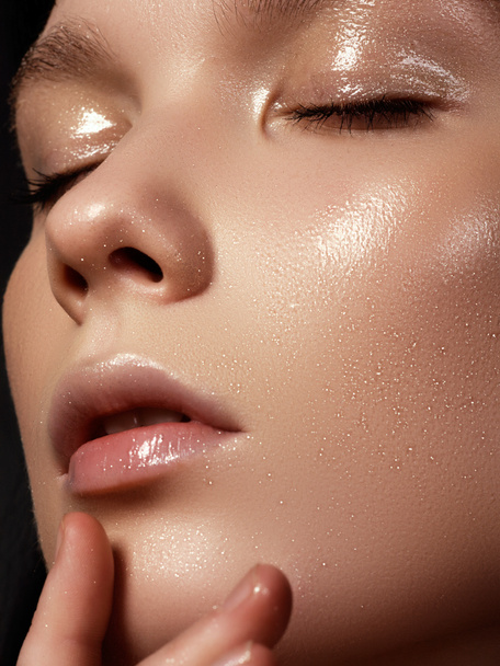 Beautiful young woman with perfect clean shiny skin, natural fashion makeup. Close-up woman, fresh spa loo - 写真・画像