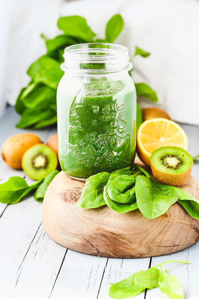 green smoothie with spinach, kiwi and citrus, summer detox, heal - Zdjęcie, obraz