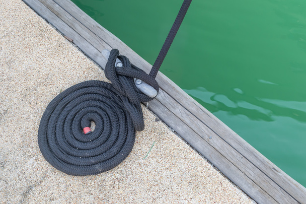 Zwarte dock lijn / aanleggen op een pier - Foto, afbeelding