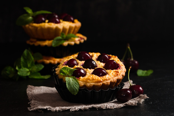 Small tarts with fresh cherries - Foto, imagen