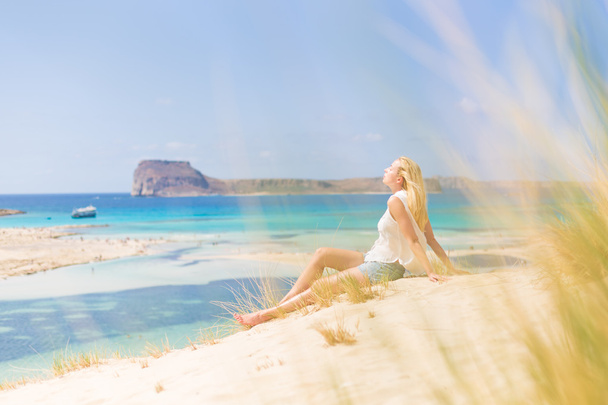Расслабленная счастливая женщина наслаждается солнцем на каникулах
. - Фото, изображение