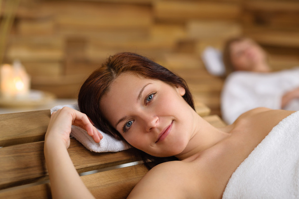 Relax spa woman lying on wooden chair - Foto, afbeelding
