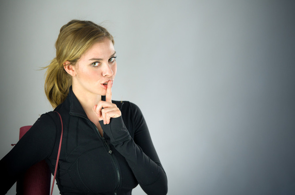 γυναίκα που ζητώντας σιωπή με το δάχτυλο στα χείλη - Φωτογραφία, εικόνα