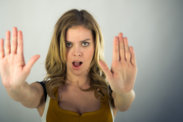 Vrouw stopbord gebaren met de handen - Foto, afbeelding