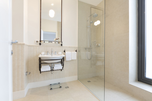 Banheiro moderno com cabine de duche
 - Foto, Imagem