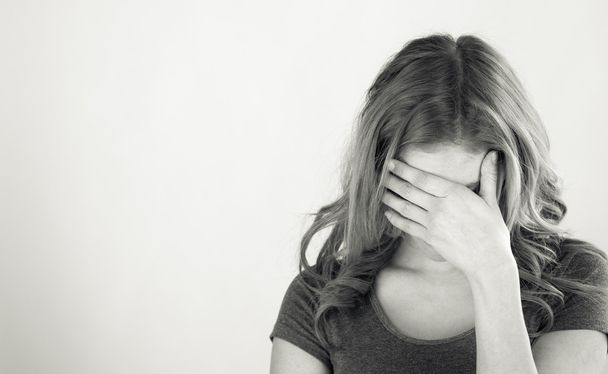 Žena stydí, skrývá tvář v ruce - Fotografie, Obrázek