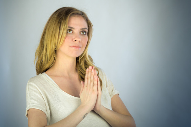 Женщина молится и желает
 - Фото, изображение