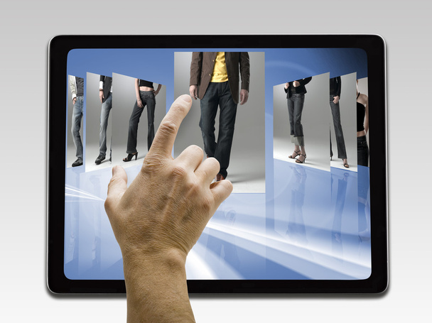 Sosteniendo y apuntando a la pantalla en blanco en la tableta digital con copia
 - Foto, Imagen