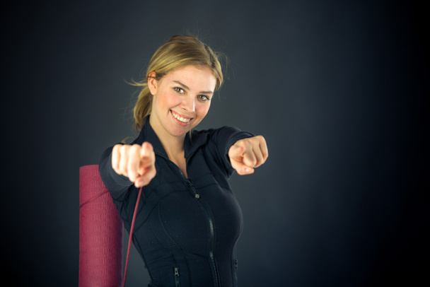 Žena ukazuje na kameru s prsty - Fotografie, Obrázek