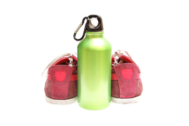 bevande carnose bottiglia scarpe sportive isolate
 - Foto, immagini