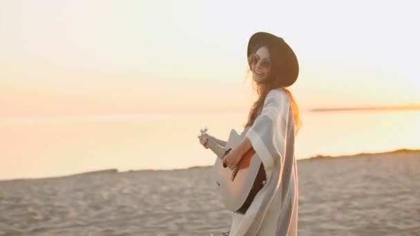 Zeitlupe. schönes Mädchen, das Gitarre spielt - Filmmaterial, Video