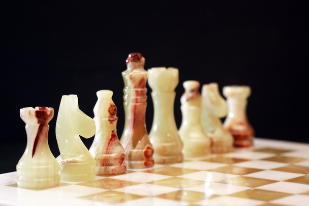 Peças de xadrez a bordo
 - Foto, Imagem