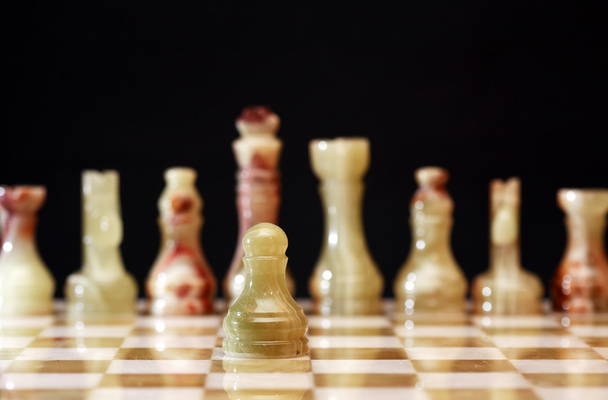 Piezas de ajedrez a bordo
 - Foto, Imagen