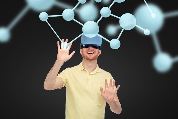 hombre feliz en auriculares de realidad virtual o gafas 3d
 - Foto, imagen