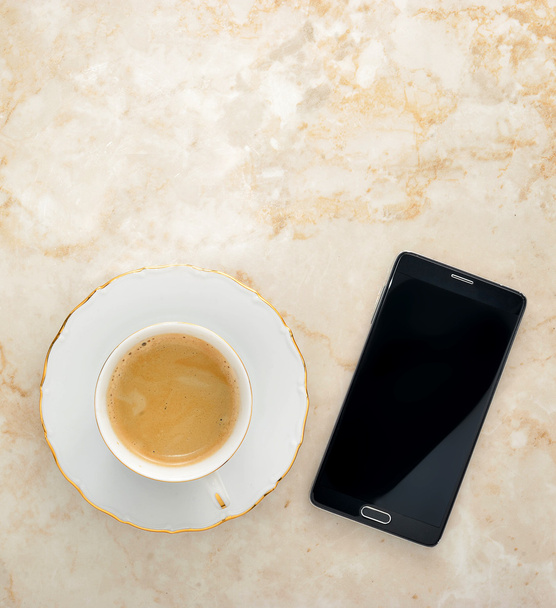Káva s mlékem a telefon na béžové pozadí - Fotografie, Obrázek