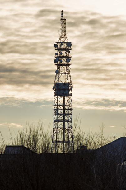 Yemek ve gün batımında mobil antenler ile telekomünikasyon Kulesi. - Fotoğraf, Görsel