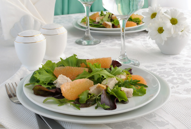 kippensalade met pompelmoes en een mengsel van verse salades - Foto, afbeelding