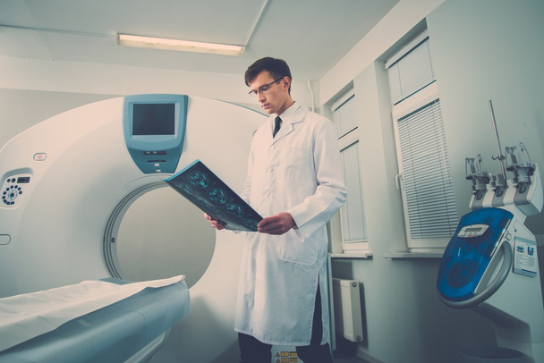 Médico mirando los resultados de la tomografía computarizada
 - Foto, imagen