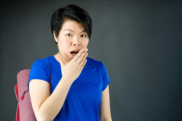 Mujer conmocionada cubriéndose la boca a mano
   - Foto, imagen