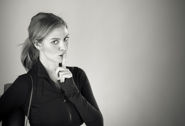 nő kér a csend ujjával ajkán - Fotó, kép