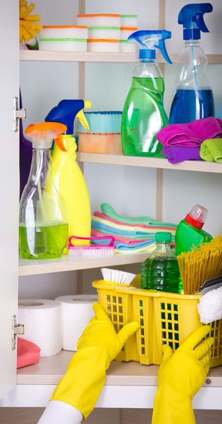 Mulher armazenar ferramentas de limpeza na despensa
  - Foto, Imagem