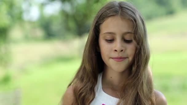 Attraktive Mädchen mit langen Haaren  - Filmmaterial, Video