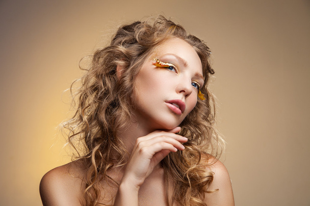 Blonde model met gele decoratieve wimpers - Foto, afbeelding