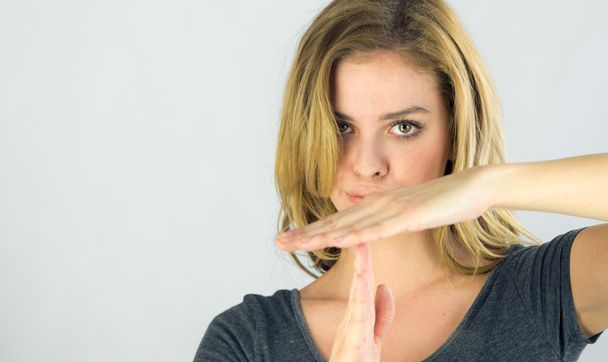 Женщина жест брейк-знак с руками
 - Фото, изображение