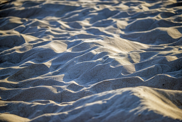 Areia de uma praia com formas
 - Foto, Imagem