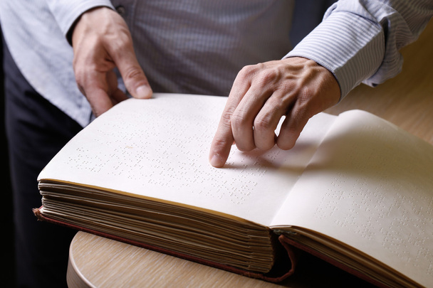 Τυφλό πρόσωπο συγκινητικό βιβλίο, γραμμένο στη γραφή braille - Φωτογραφία, εικόνα