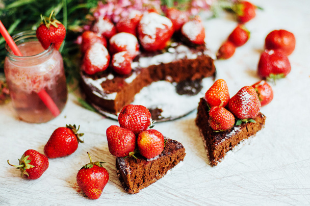 aardbei taart, strawberry shortcake, aardbei jam. serveren van h - Foto, afbeelding