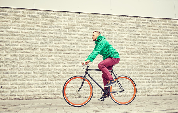 young hipster man riding fixed gear bike - Zdjęcie, obraz