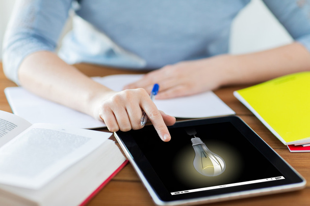 close-up de estudante com lâmpada no tablet pc
 - Foto, Imagem