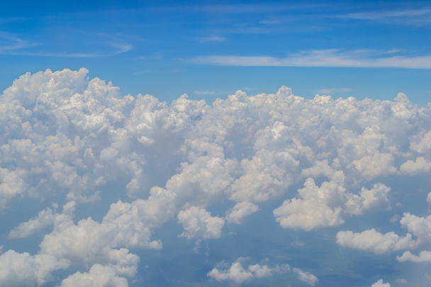 青空とふわふわの白い雲が飛行機から見た - 写真・画像
